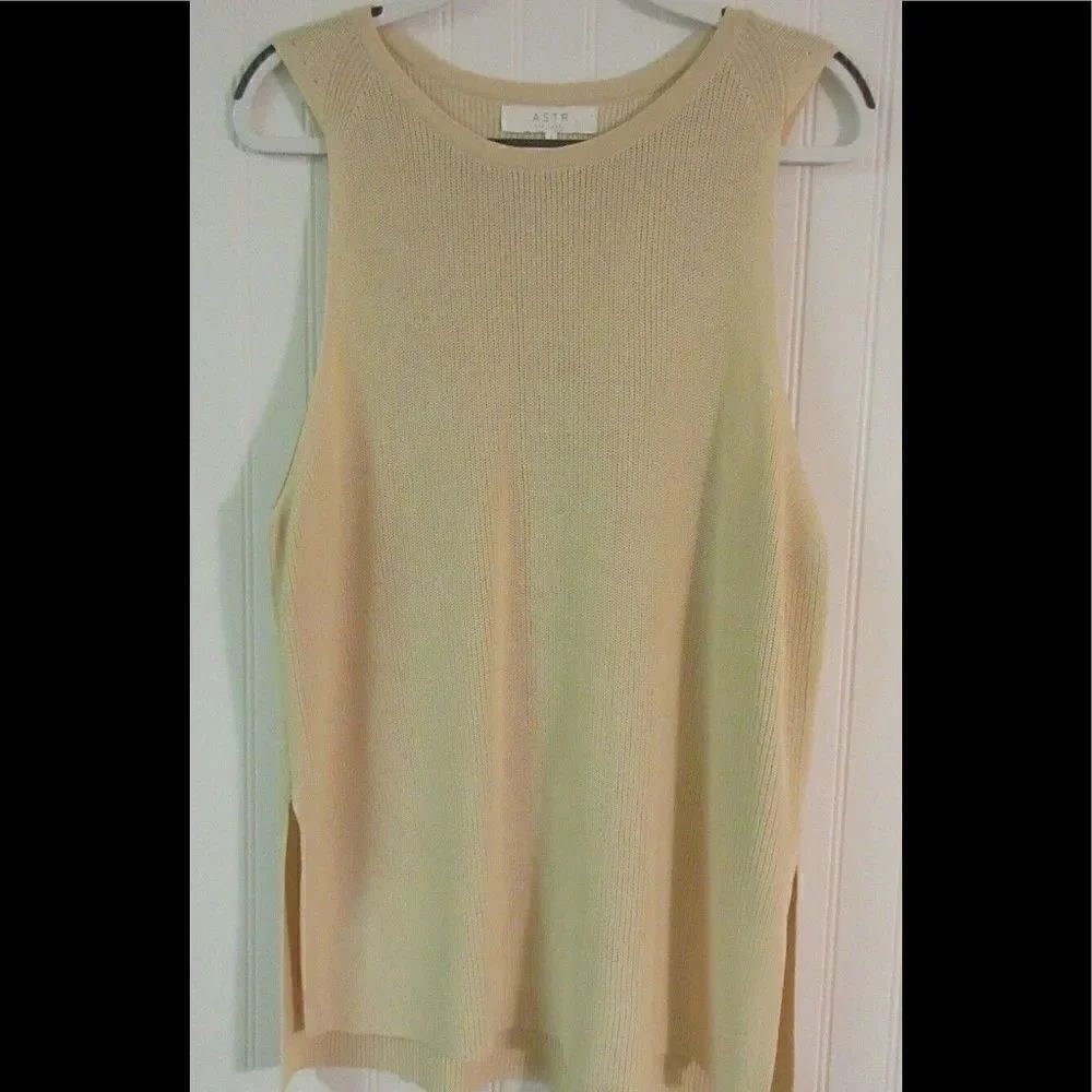 ASTR the label sleeveless sweater cream sz large